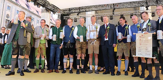 Erneut schwörten am 29.06.2019 die Münchner Brauereichefs im Beisein des Oberbürgermeisters Dieter Reiter den „Preu Eid“ auf das Münchner Reinheitsgebot , dann wurde angestoße (©Foto. Martin Schmitz)